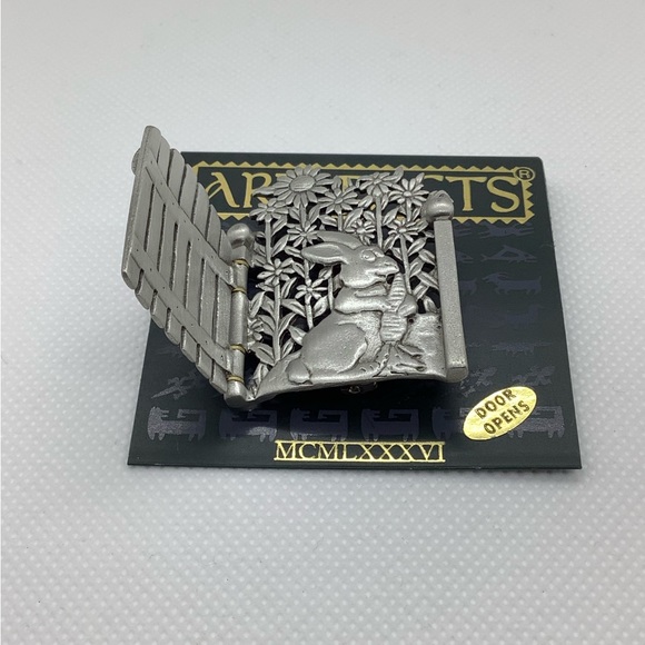 JJ Garden Gate / Bunny Rabbit Brooch - Picture 4 of 6